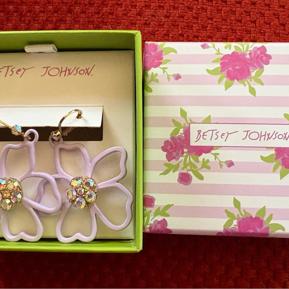 Betsey Johnson flower earrings. - Picture 2 of 3